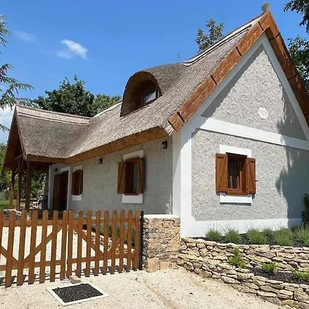 Сasa de vacaciones Thatched Dörgicse